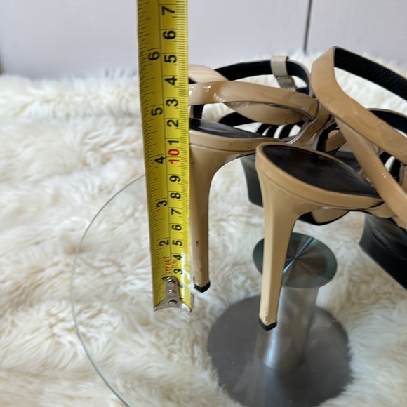 Saint Laurent Paris Bianca
Beige Patent Leather Sandals - Picture 10 of 12